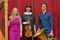 2025 ging der Musikförderpreis an (v. l.): die Harfenistin Lea Maria Löffler, die Violinistin und Komponistin Teresa Allgaier und an den Tubisten, Musikpädagogen und Komponisten Florian Mayrhofer. - Foto: Alfred Michel